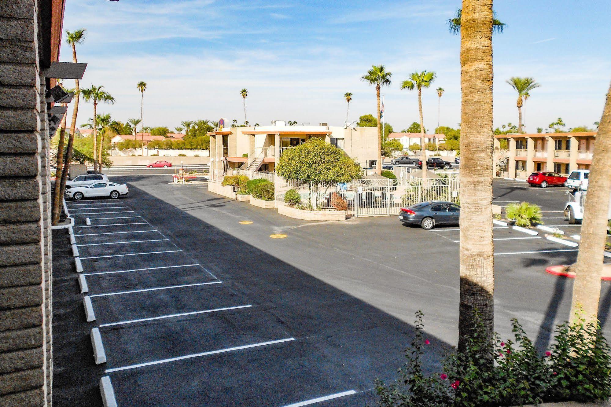 Quality Inn & Suites Phoenix Nw - Sun City Youngtown Exterior photo
